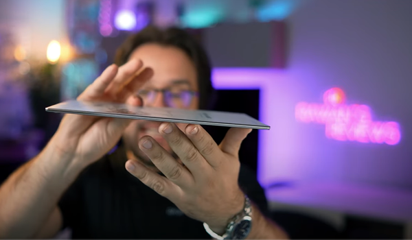 the ultra-thin and lightweight design of the AINOTE2,